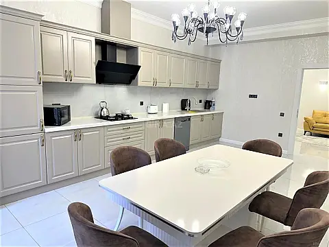 Kirayə verilir 3 otaqlı mənzil 180 m²