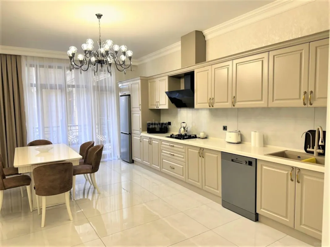 Kirayə verilir 3 otaqlı mənzil 180 m²