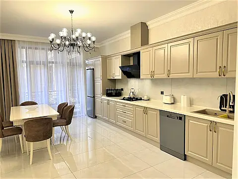 Kirayə verilir 3 otaqlı mənzil 180 m²