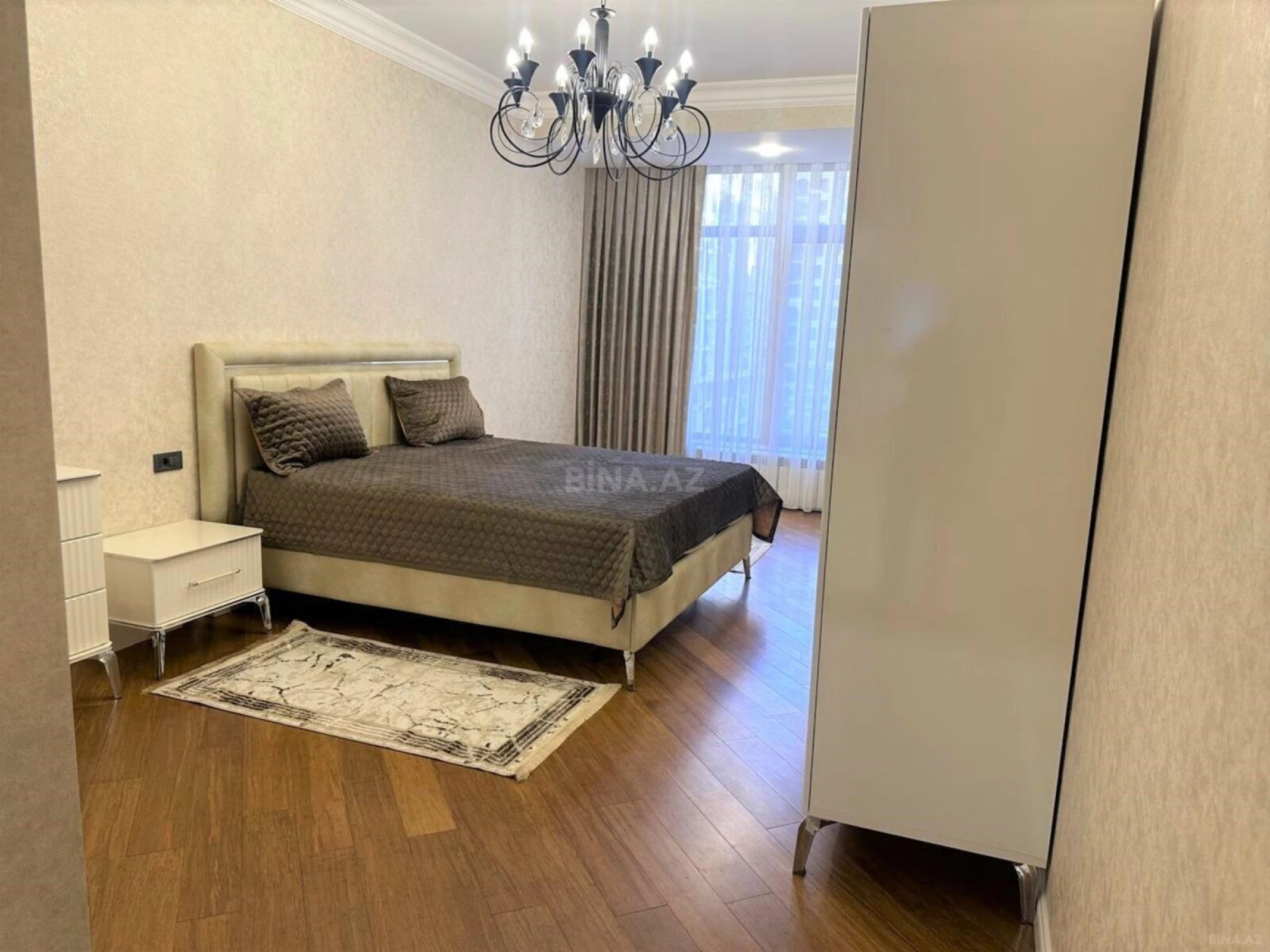 Kirayə verilir 3 otaqlı mənzil 180 m²