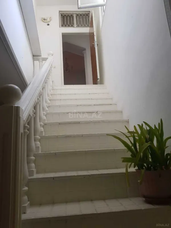 Satılır 5 otaqlı həyət evi 240 m²