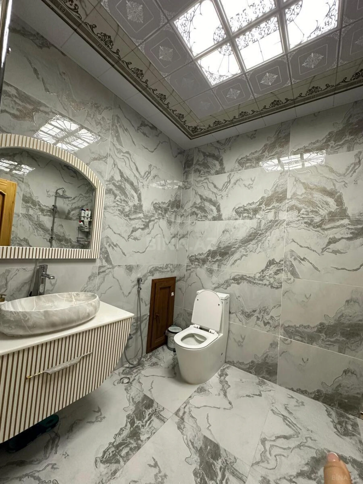 Satılır 4 otaqlı mənzil 140 m²