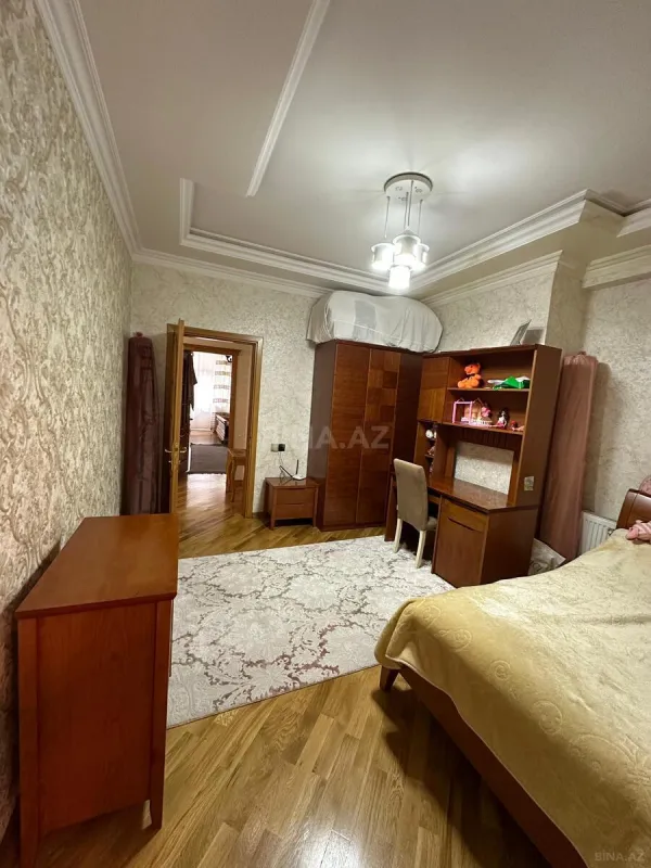 Satılır 4 otaqlı mənzil 140 m²