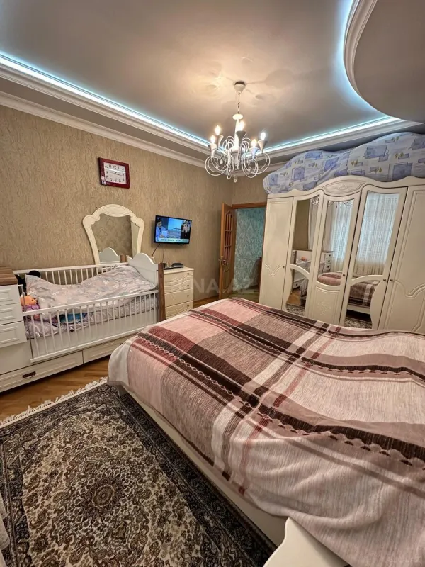 Satılır 4 otaqlı mənzil 140 m²