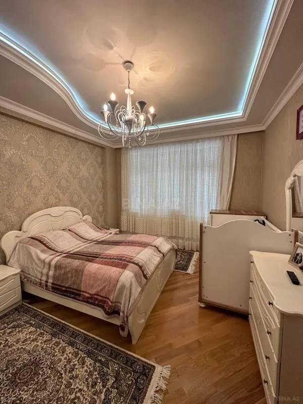 Satılır 4 otaqlı mənzil 140 m²