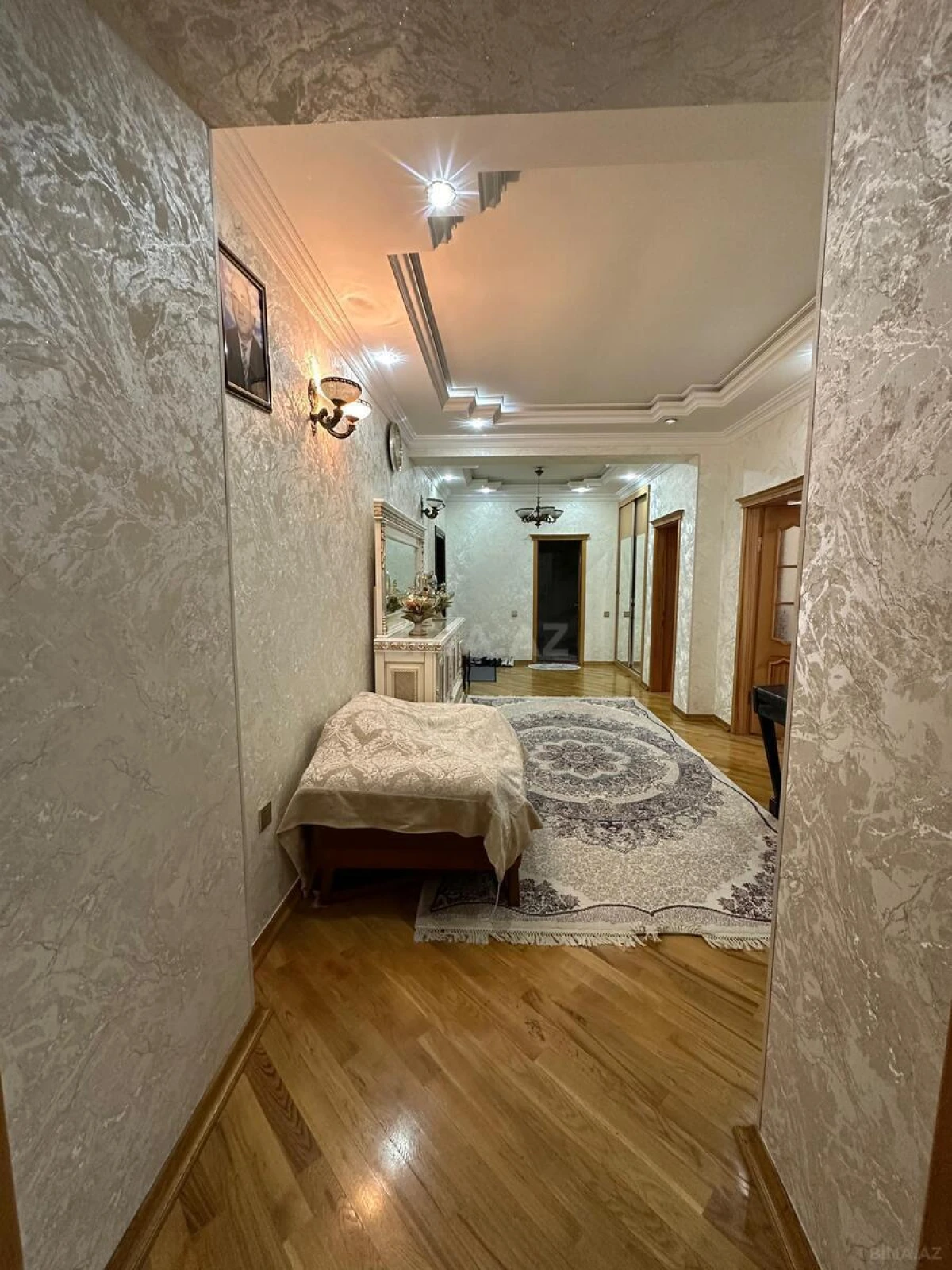 Satılır 4 otaqlı mənzil 140 m²
