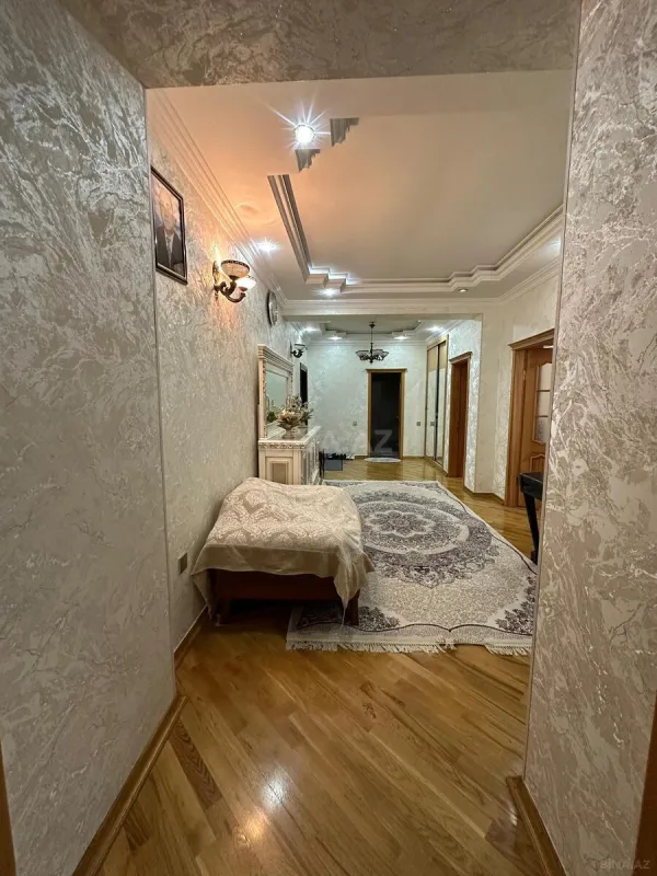 Satılır 4 otaqlı mənzil 140 m²