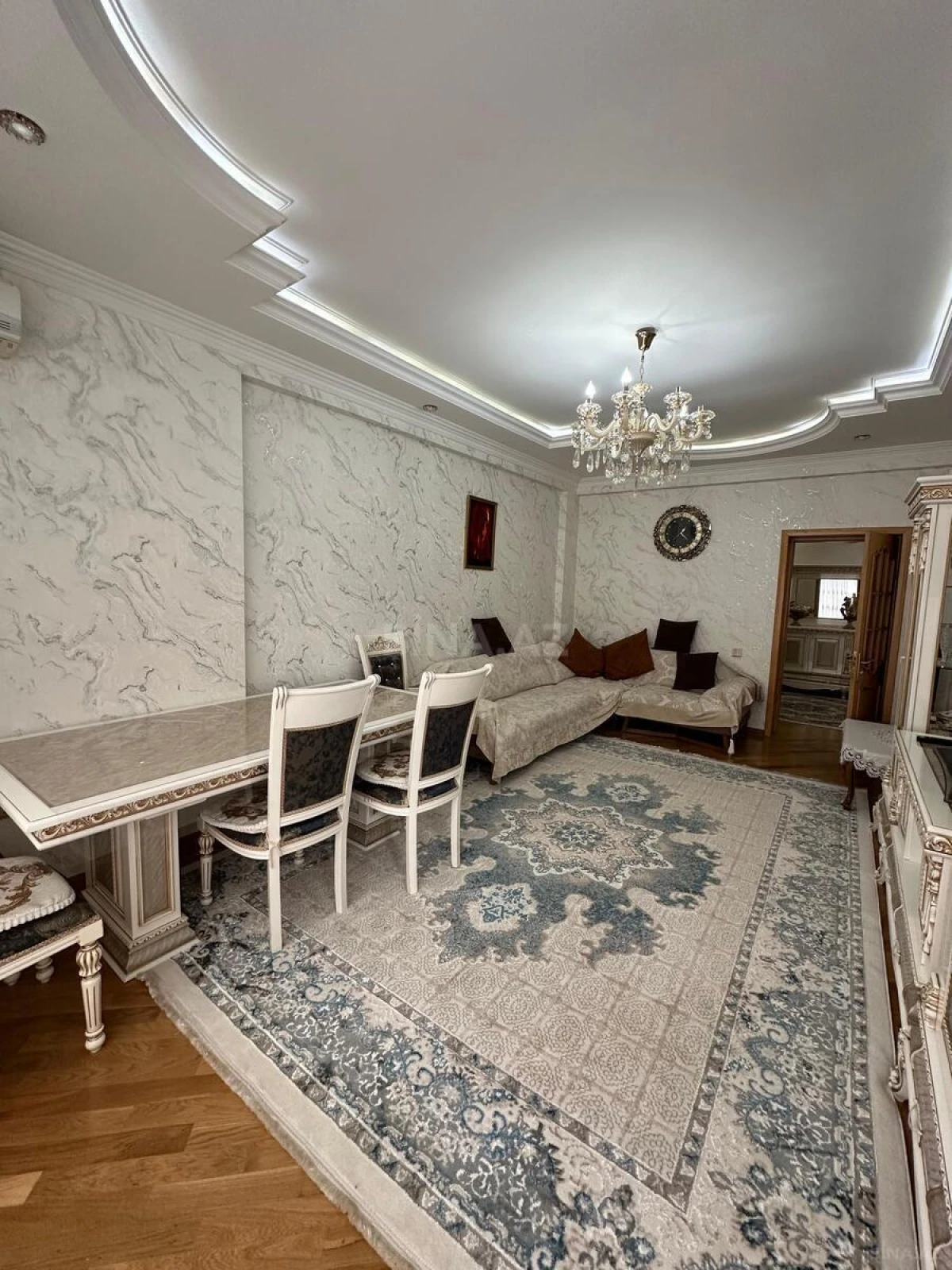 Satılır 4 otaqlı mənzil 140 m²