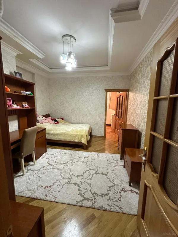 Satılır 4 otaqlı mənzil 140 m²