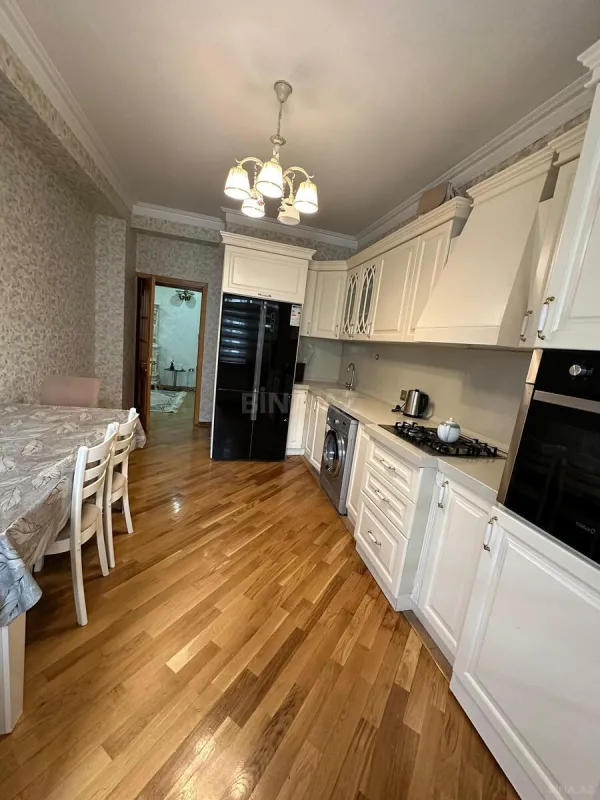 Satılır 4 otaqlı mənzil 140 m²