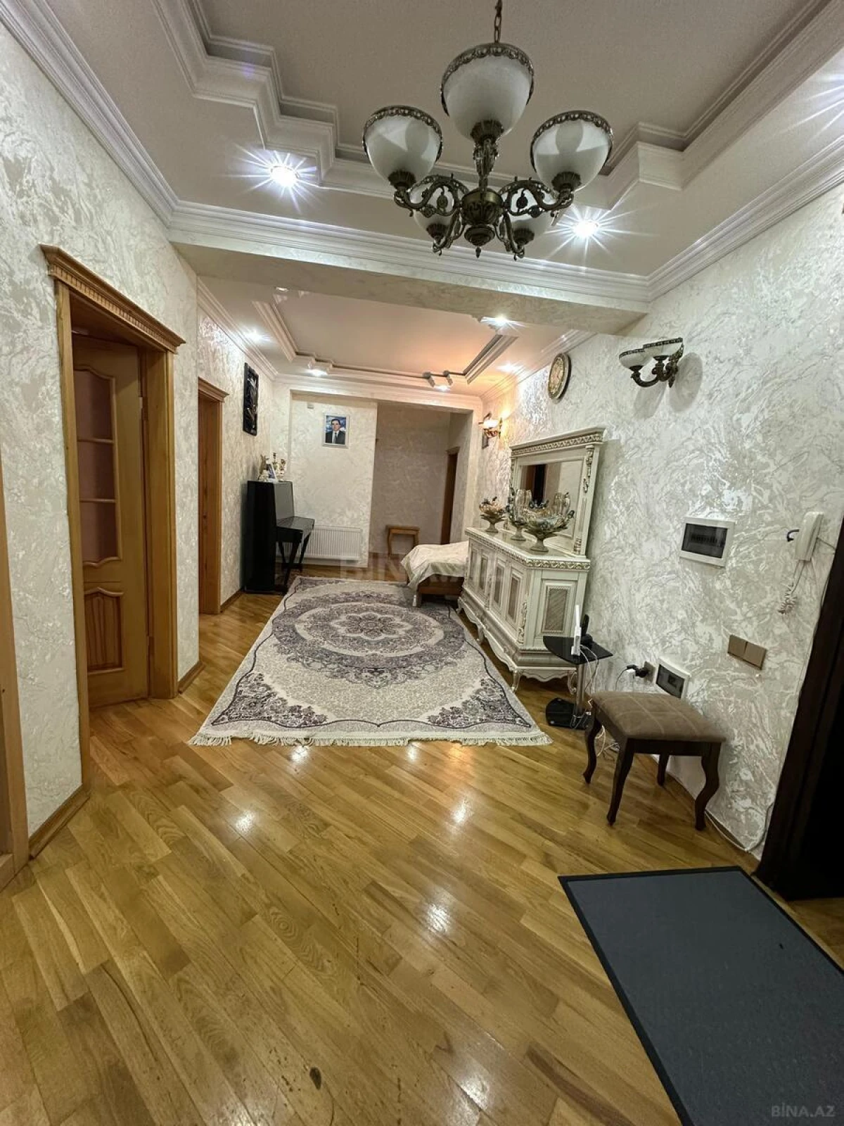 Satılır 4 otaqlı mənzil 140 m²