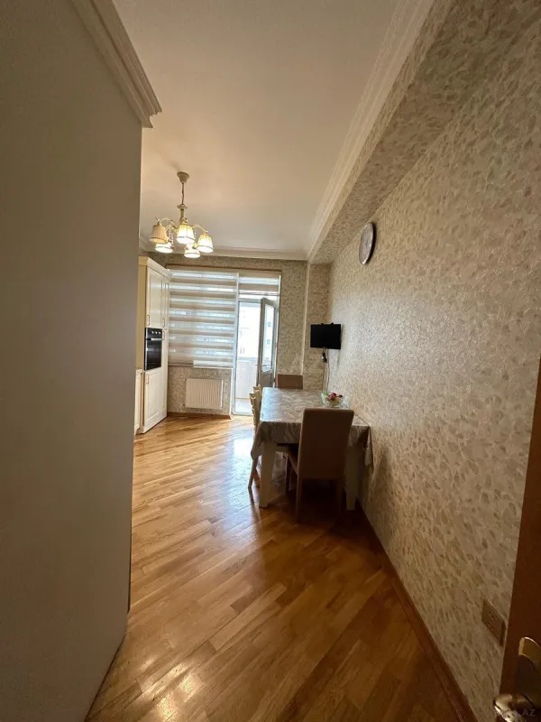 Satılır 4 otaqlı mənzil 140 m²