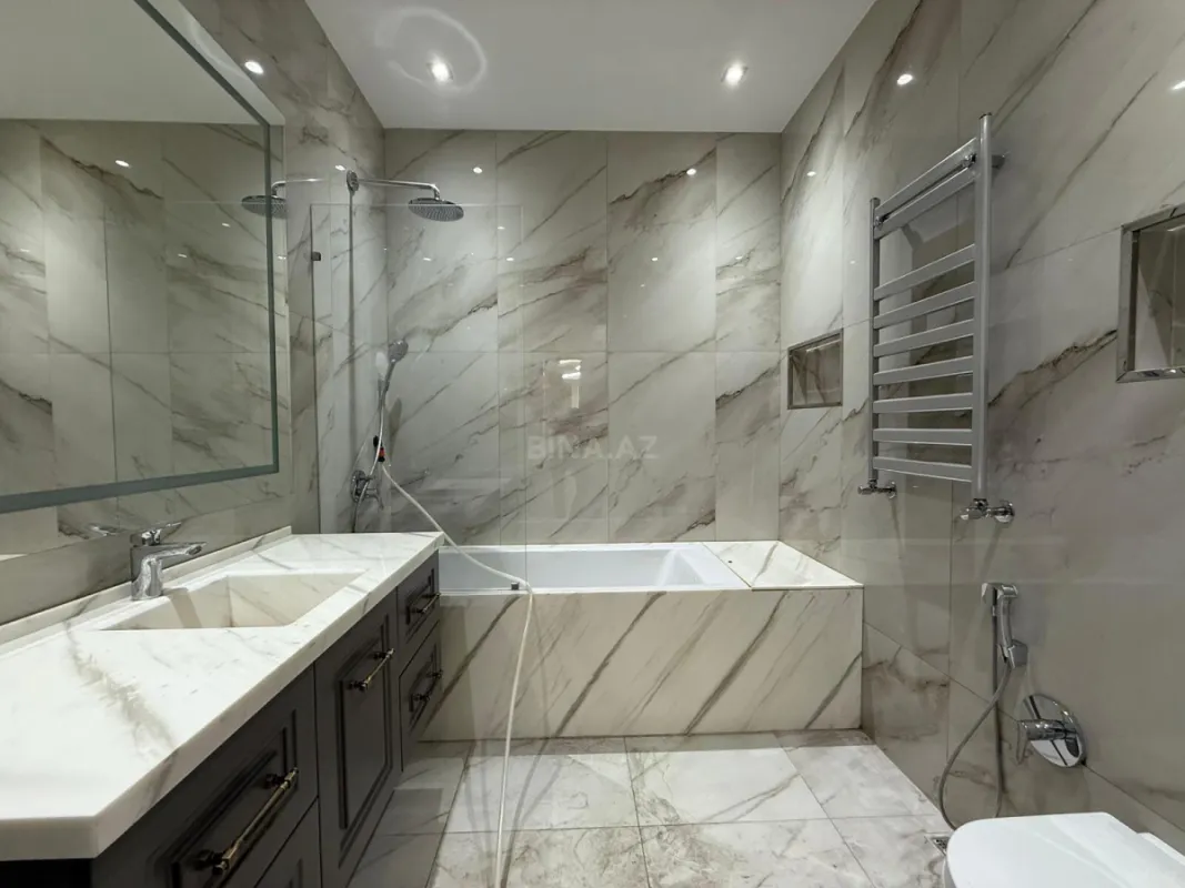 Satılır 4 otaqlı mənzil 230 m²