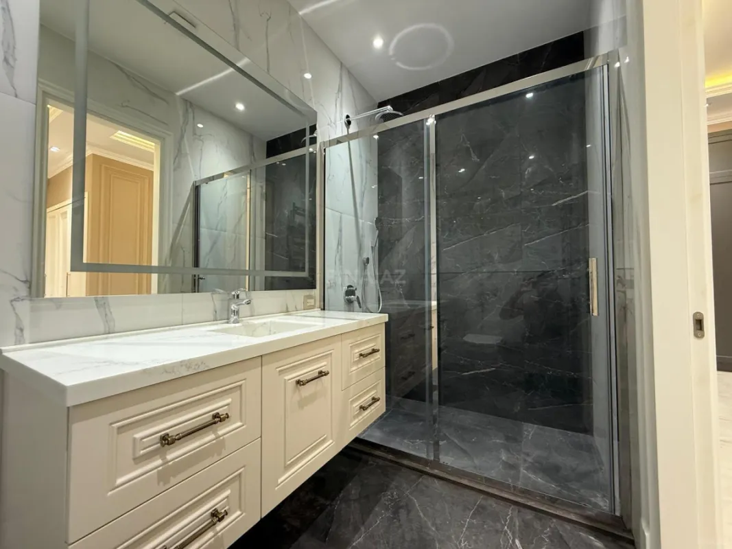 Satılır 4 otaqlı mənzil 230 m²