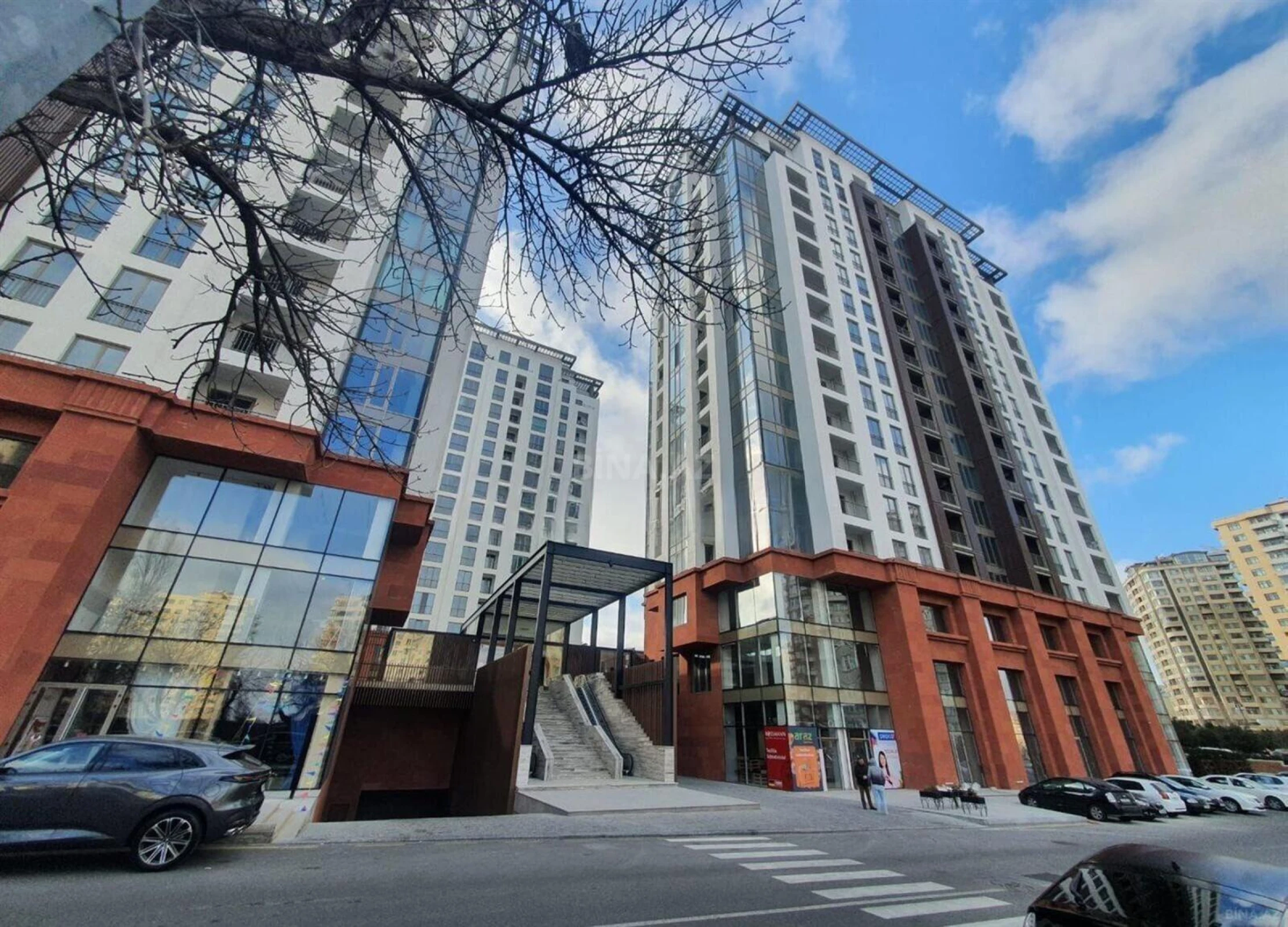 Satılır 4 otaqlı mənzil 180 m²