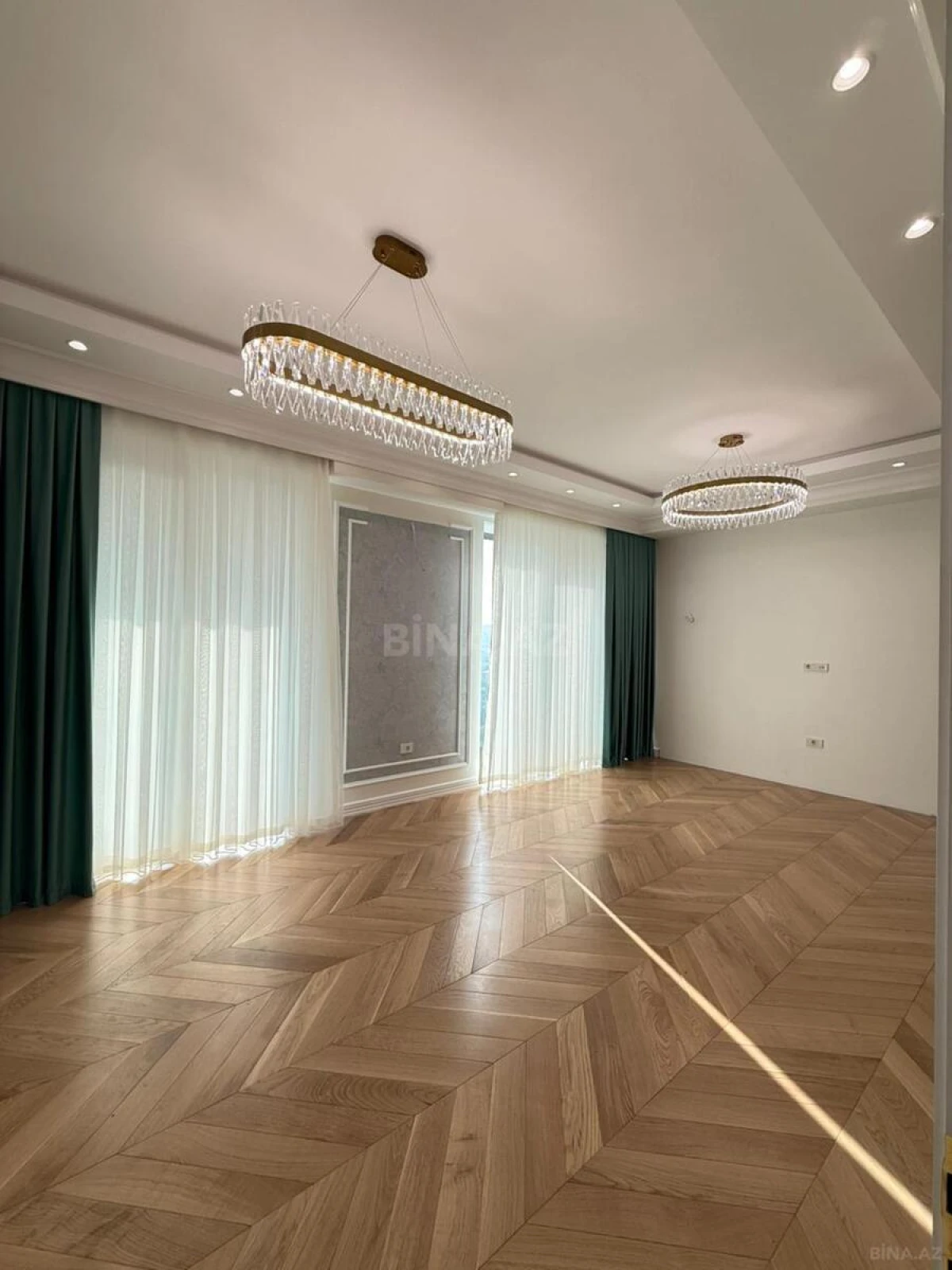 Satılır 4 otaqlı mənzil 180 m²