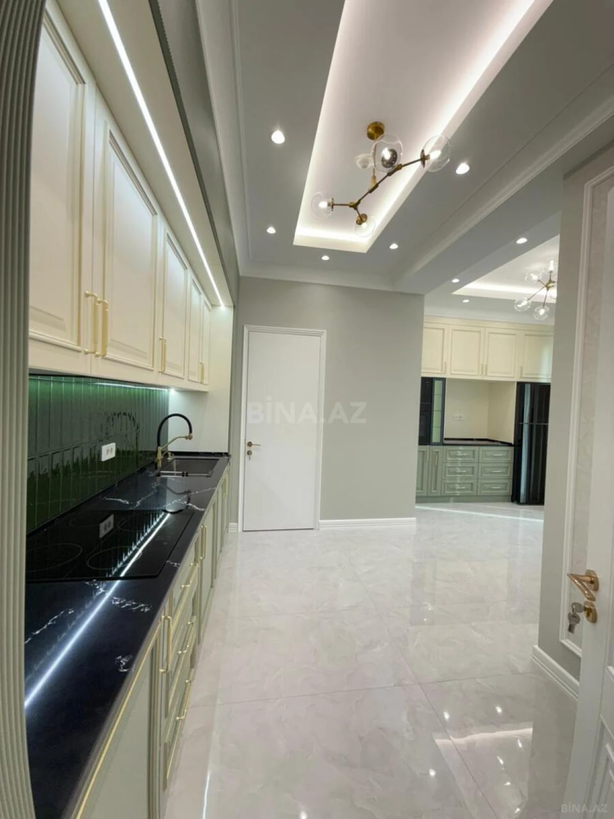 Satılır 4 otaqlı mənzil 180 m²
