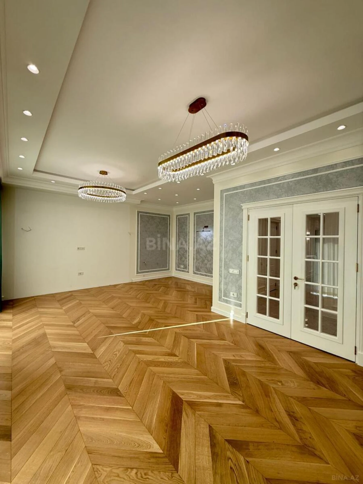 Satılır 4 otaqlı mənzil 180 m²