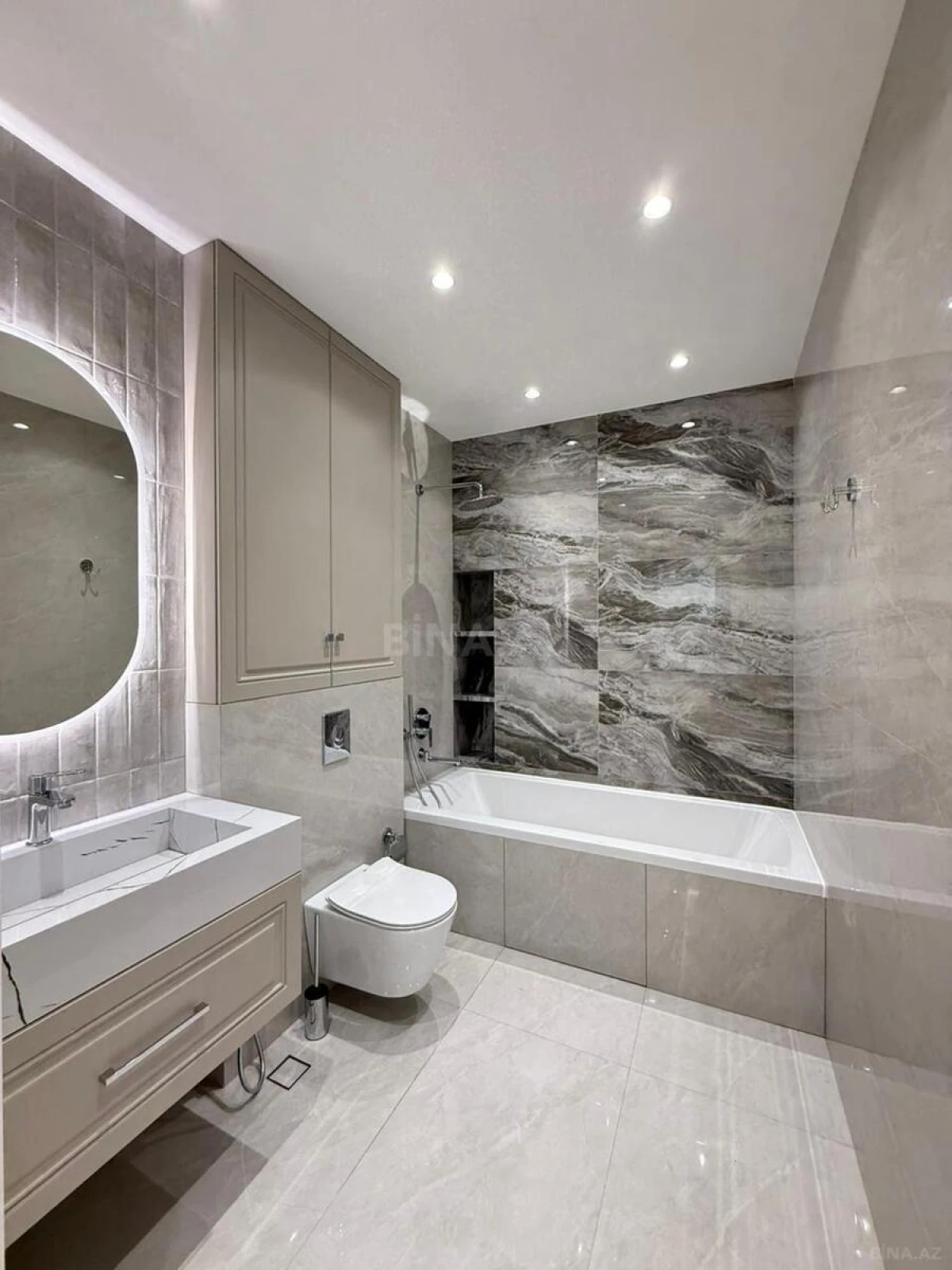 Satılır 4 otaqlı mənzil 180 m²