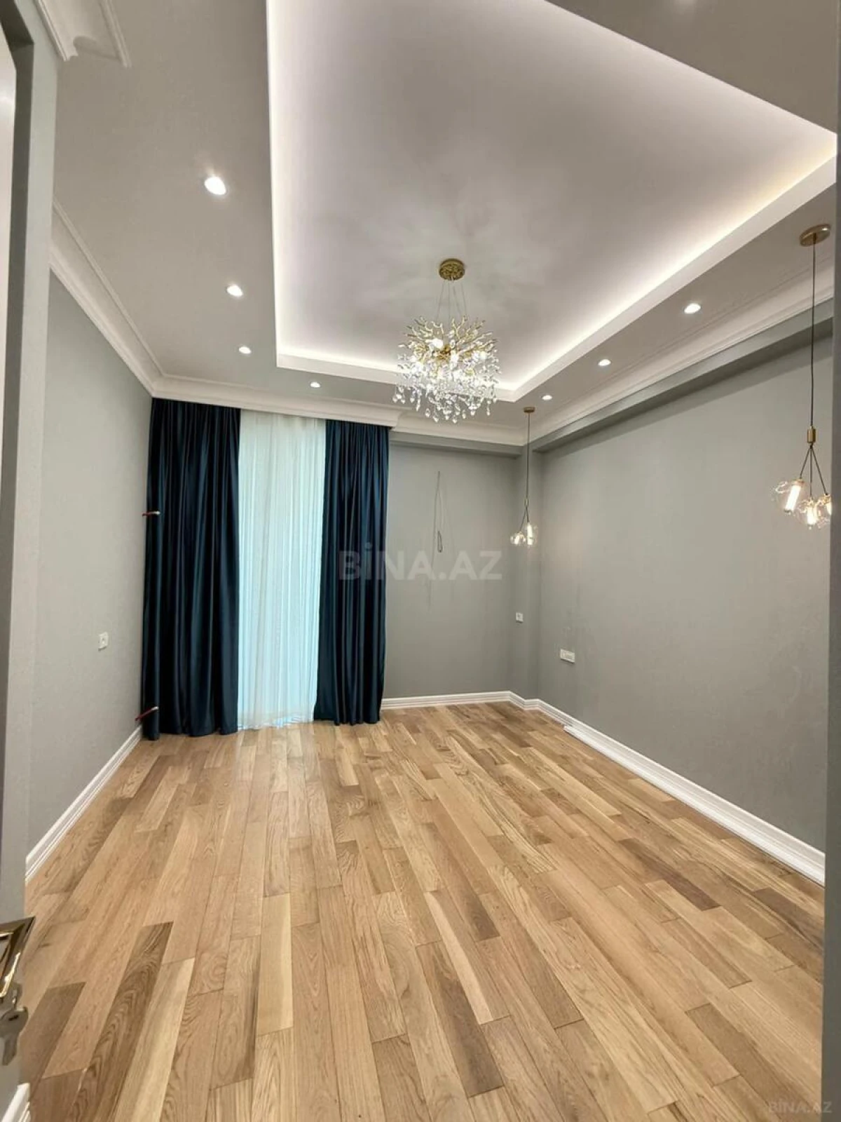 Satılır 4 otaqlı mənzil 180 m²