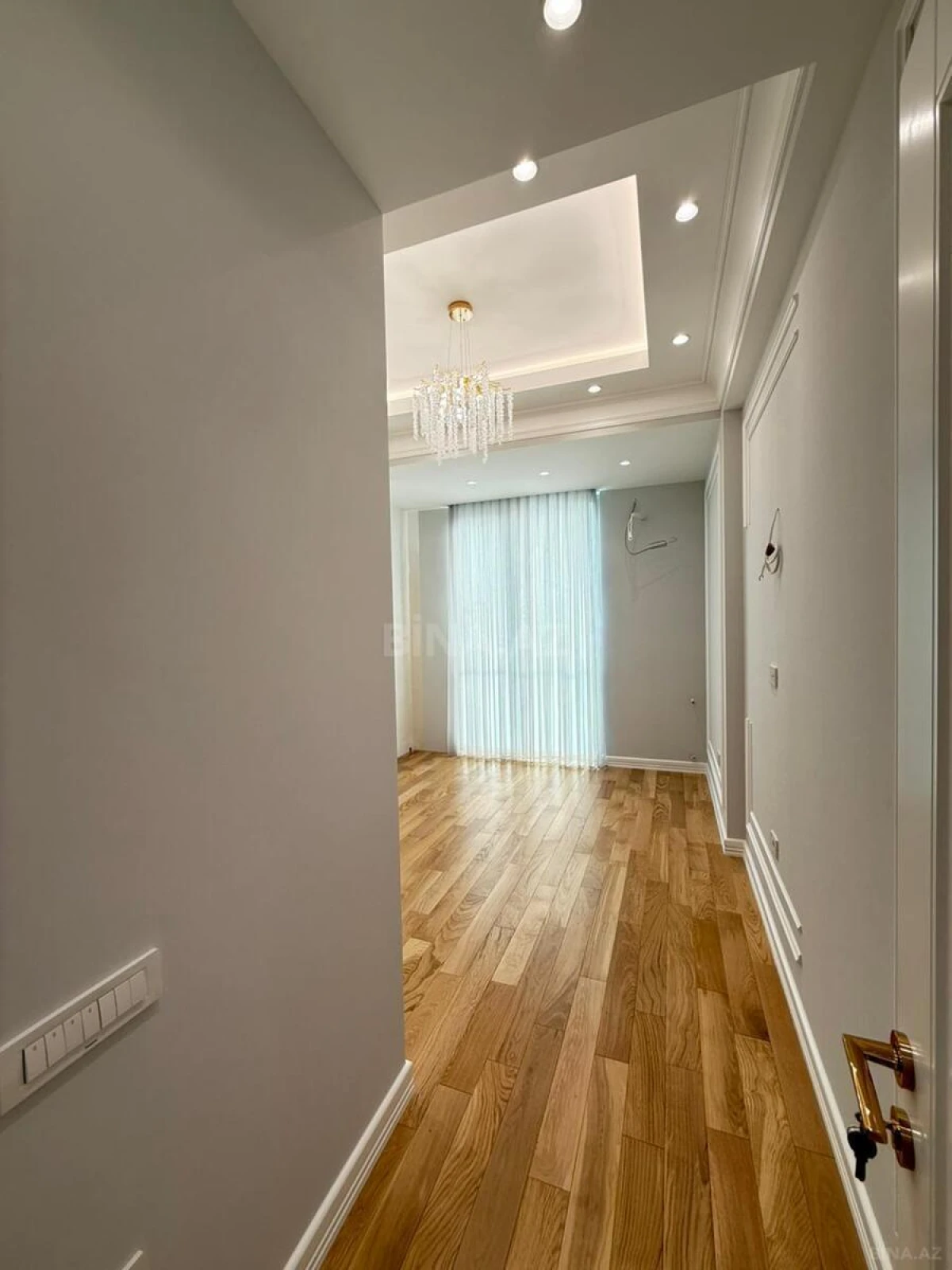 Satılır 4 otaqlı mənzil 180 m²