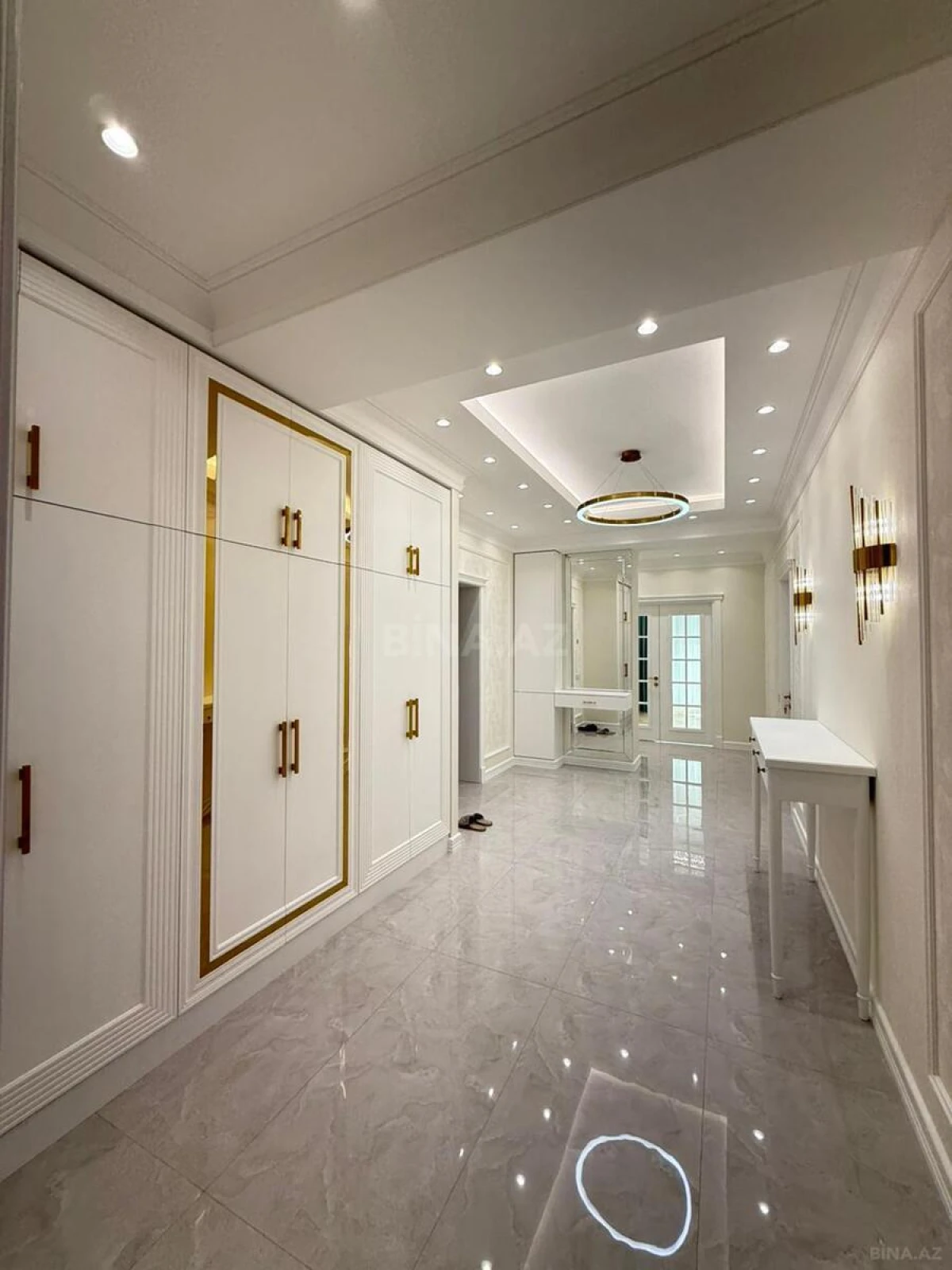 Satılır 4 otaqlı mənzil 180 m²