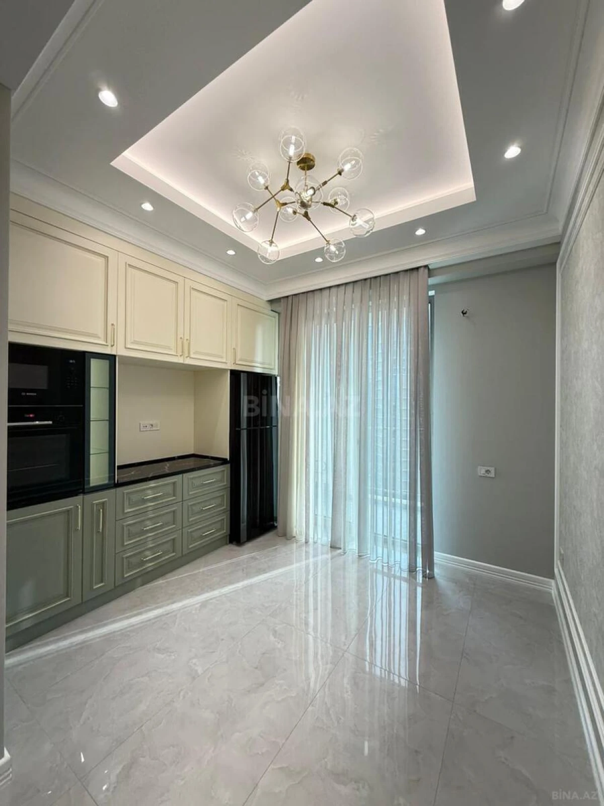 Satılır 4 otaqlı mənzil 180 m²