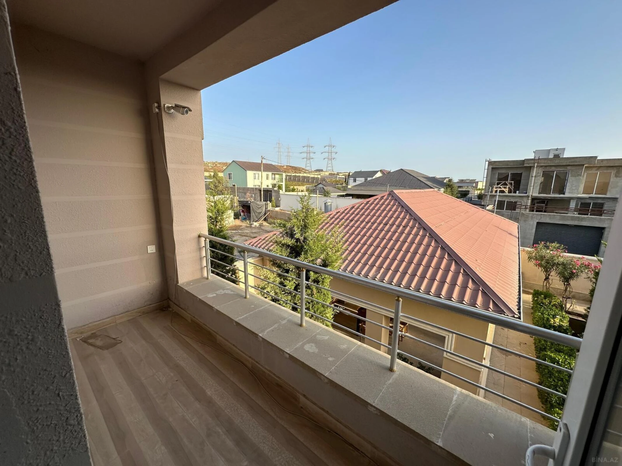 Satılır 6 otaqlı həyət evi 300 m²