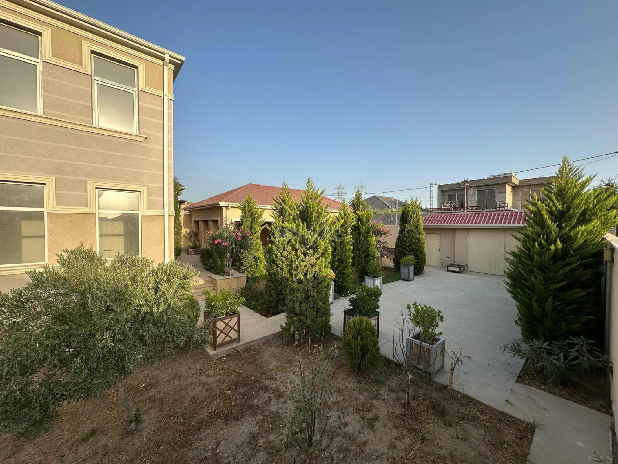 Satılır 6 otaqlı həyət evi 300 m²