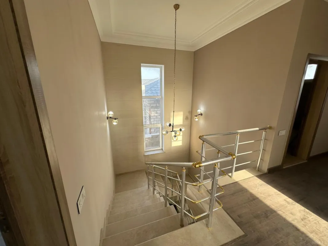 Satılır 6 otaqlı həyət evi 300 m²