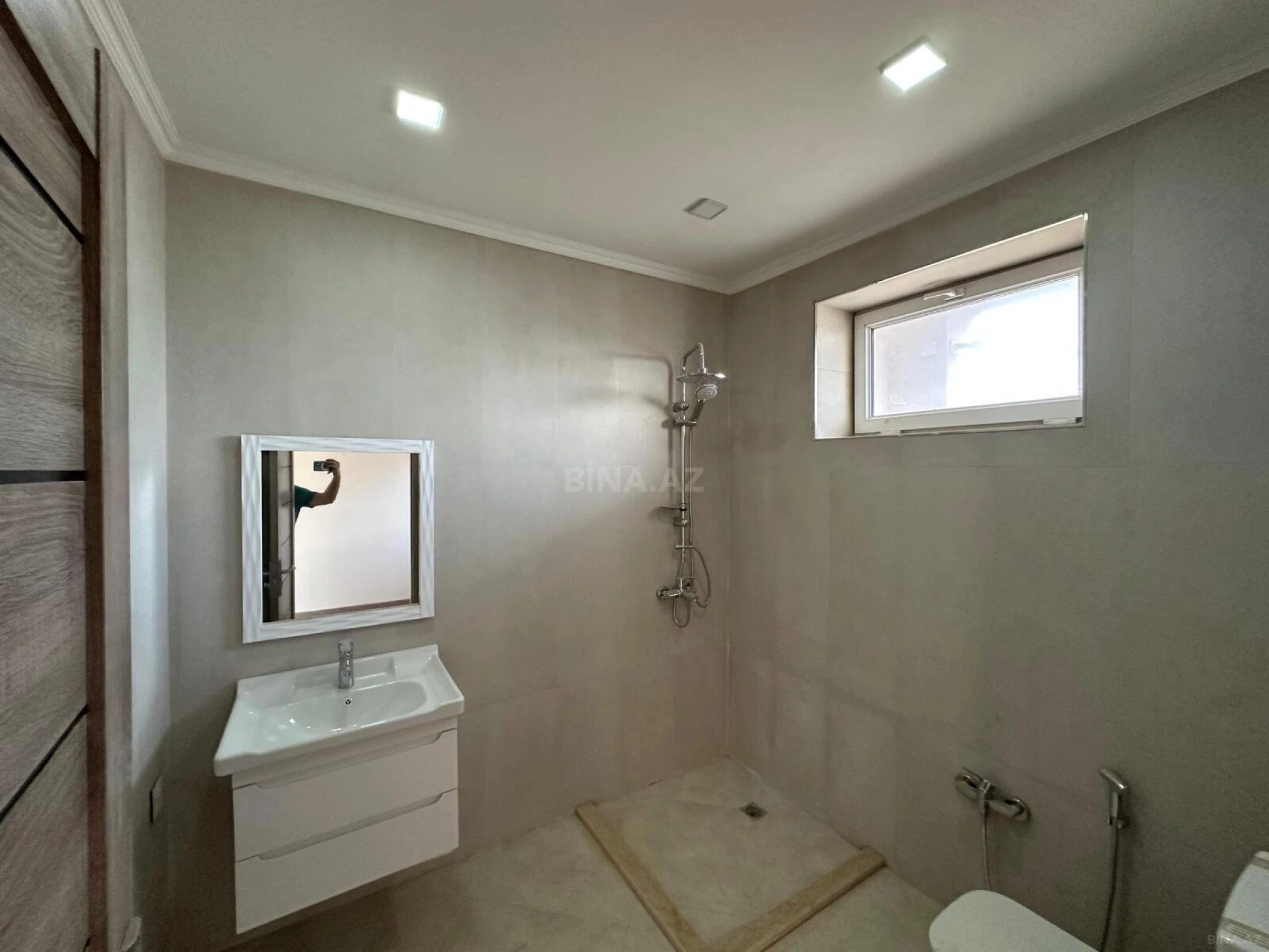 Satılır 6 otaqlı həyət evi 300 m²