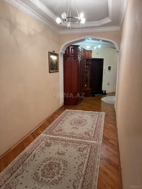 Satılır 4 otaqlı mənzil 191 m²