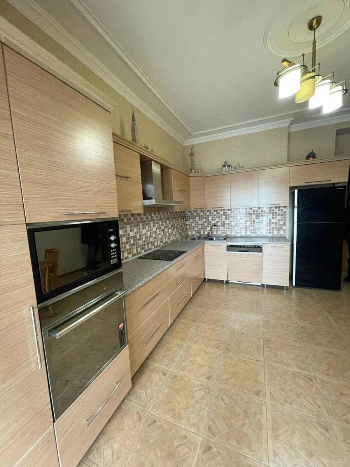 Kirayə verilir 4 otaqlı mənzil 200 m²