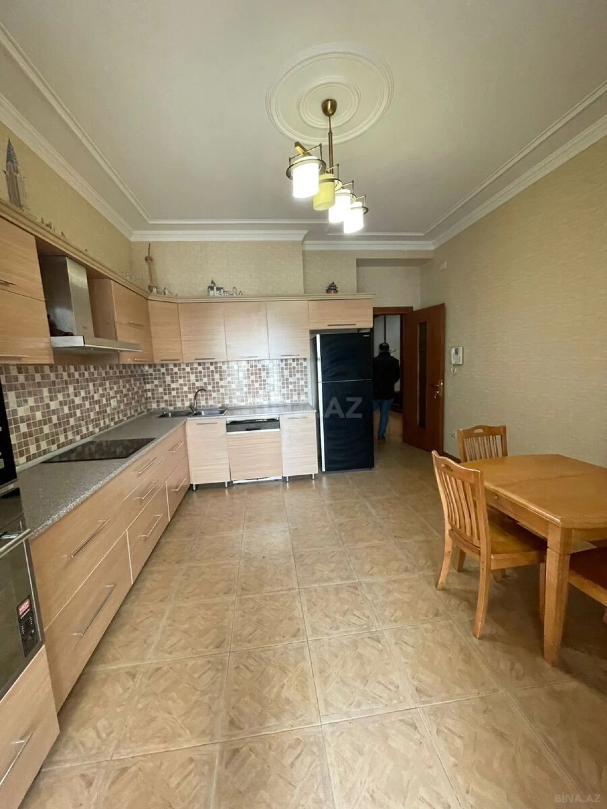 Kirayə verilir 4 otaqlı mənzil 200 m²