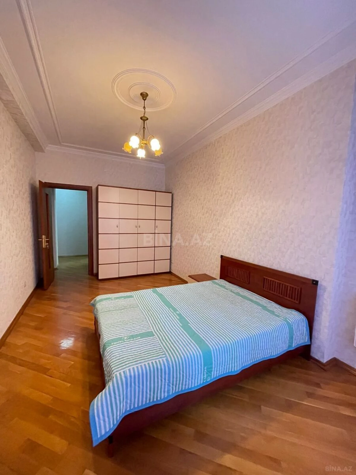 Kirayə verilir 4 otaqlı mənzil 200 m²