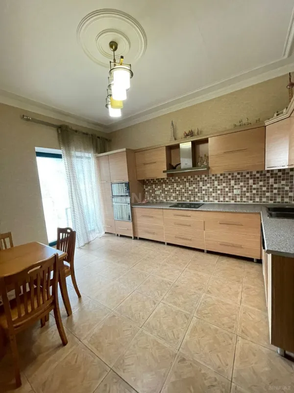 Kirayə verilir 4 otaqlı mənzil 200 m²