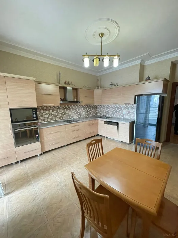 Kirayə verilir 4 otaqlı mənzil 200 m²