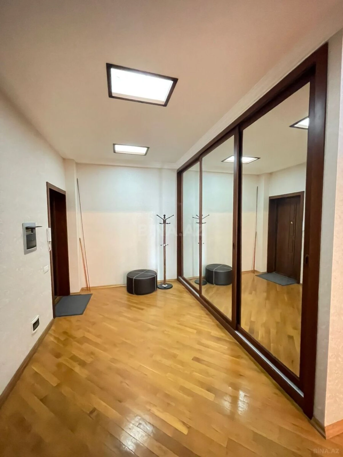 Kirayə verilir 4 otaqlı mənzil 200 m²