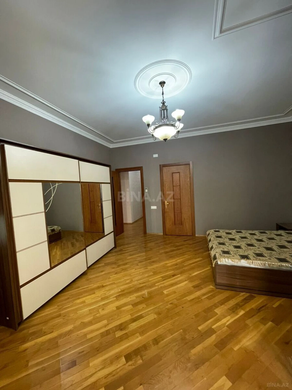 Kirayə verilir 4 otaqlı mənzil 200 m²