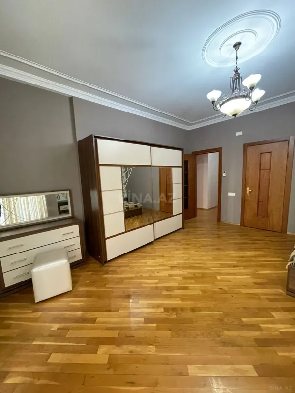 Kirayə verilir 4 otaqlı mənzil 200 m²