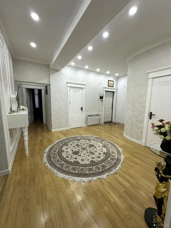 Satılır 3 otaqlı mənzil 138 m²