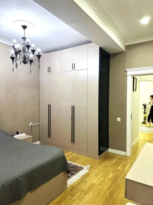 Satılır 3 otaqlı mənzil 138 m²