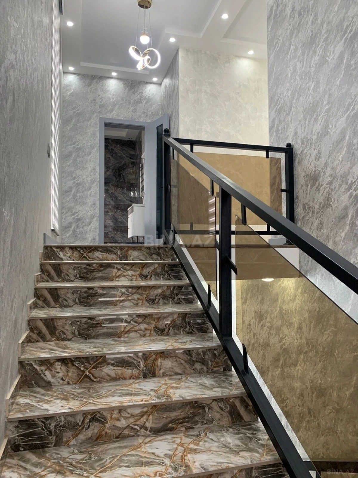 Satılır 5 otaqlı həyət evi 250 m²