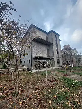 Satılır 6 otaqlı həyət evi 360 m²