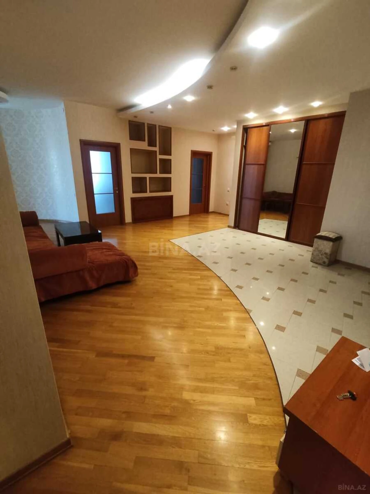 Kirayə verilir 4 otaqlı mənzil 230 m²