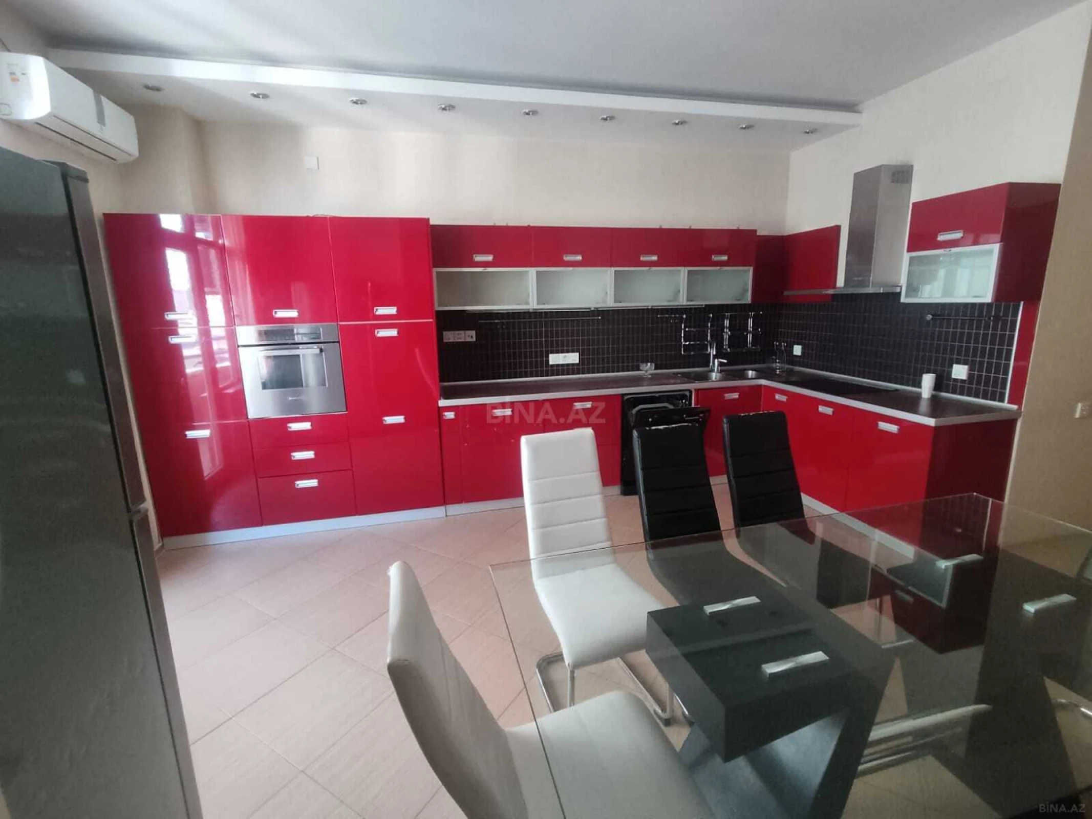 Kirayə verilir 4 otaqlı mənzil 230 m²