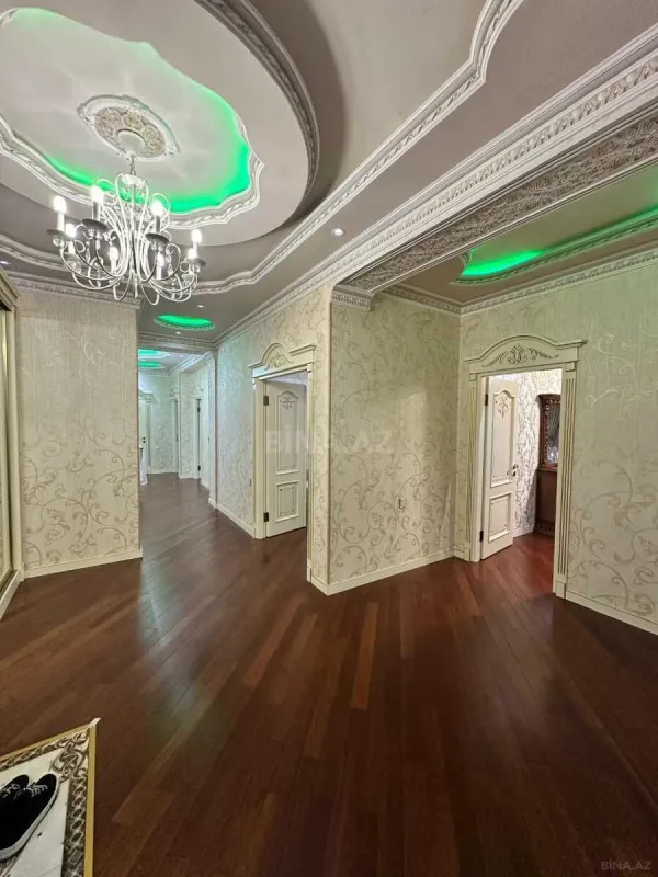 Satılır 4 otaqlı mənzil 168 m²