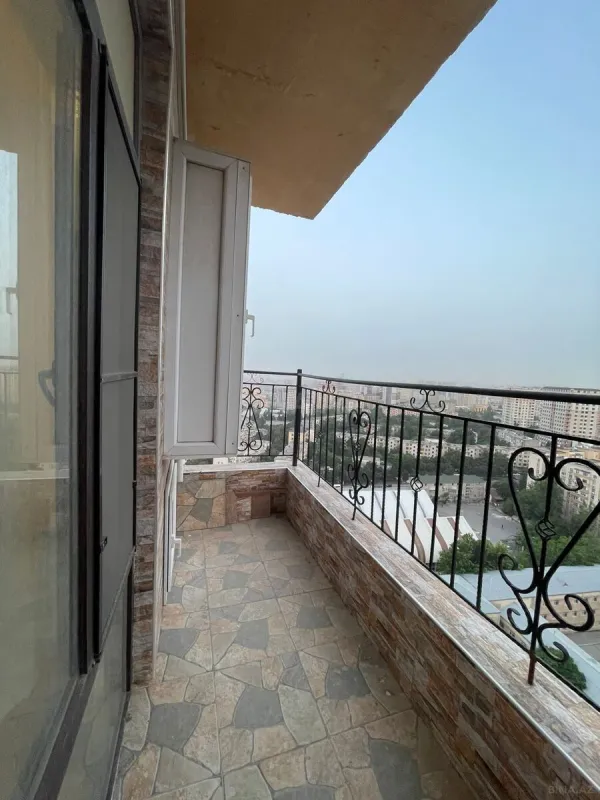 Satılır 4 otaqlı mənzil 136 m²