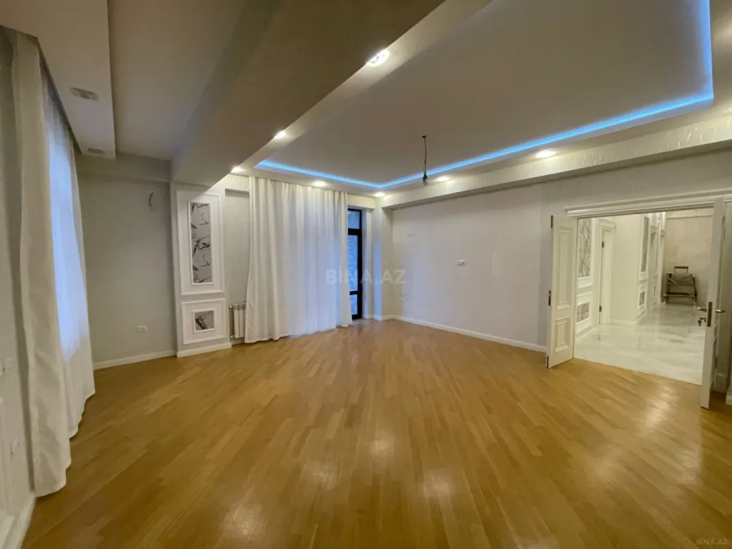 Satılır 4 otaqlı mənzil 136 m²