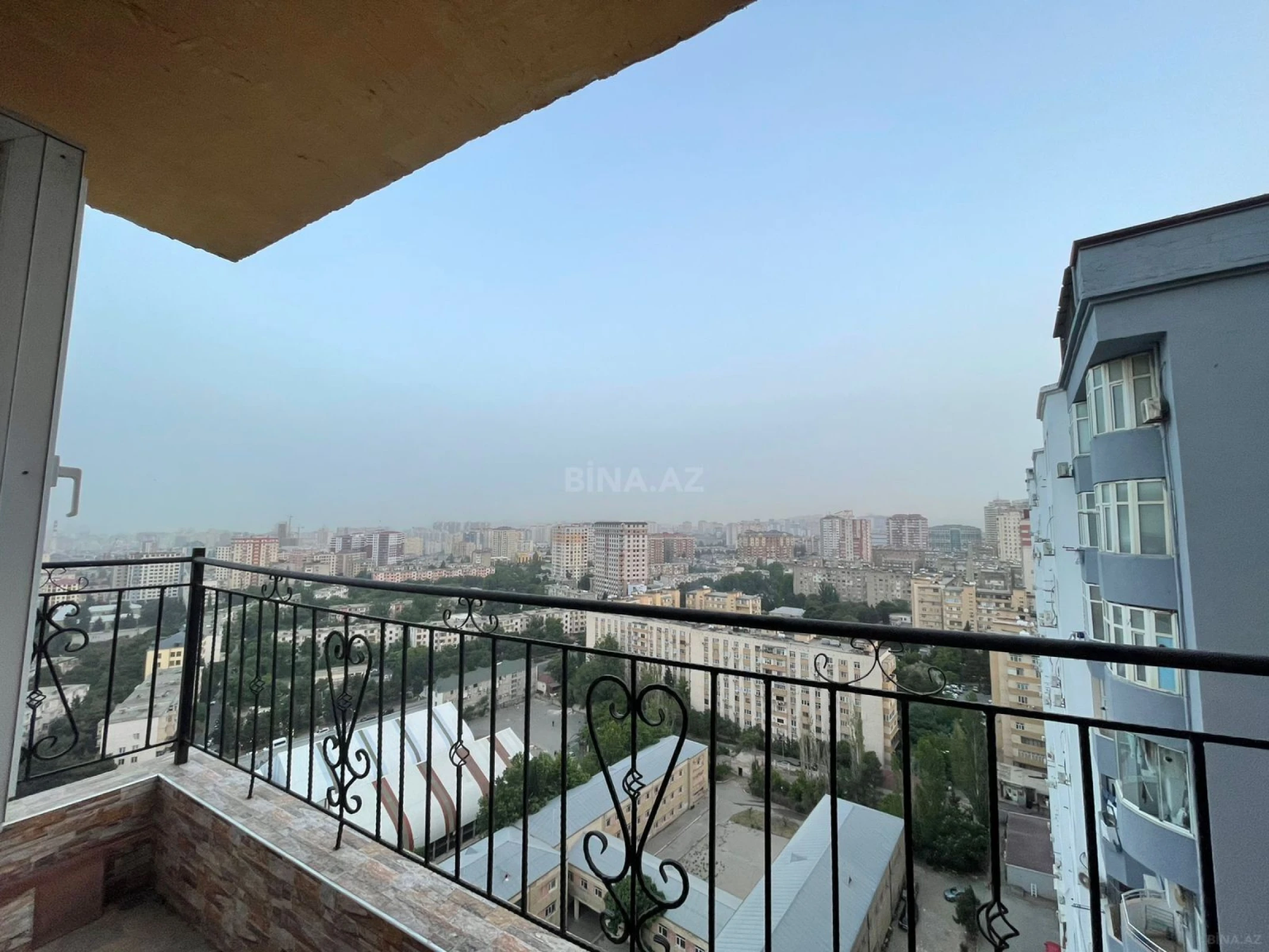 Satılır 4 otaqlı mənzil 136 m²